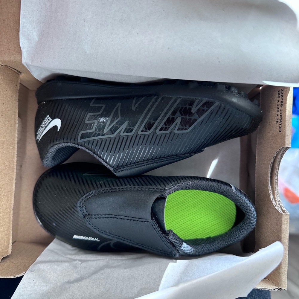 Nike boys toddler indoor soccer cleats BRAND NEW NEVER WORN 8.5C